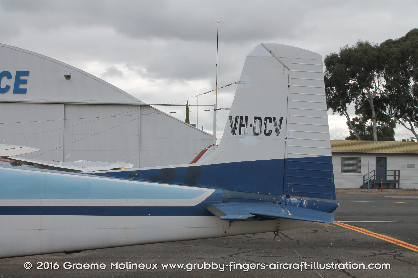 Cessna_182_Skylane_Walkaround_VH-DCV_Parafield_2016_10_GraemeMolineux