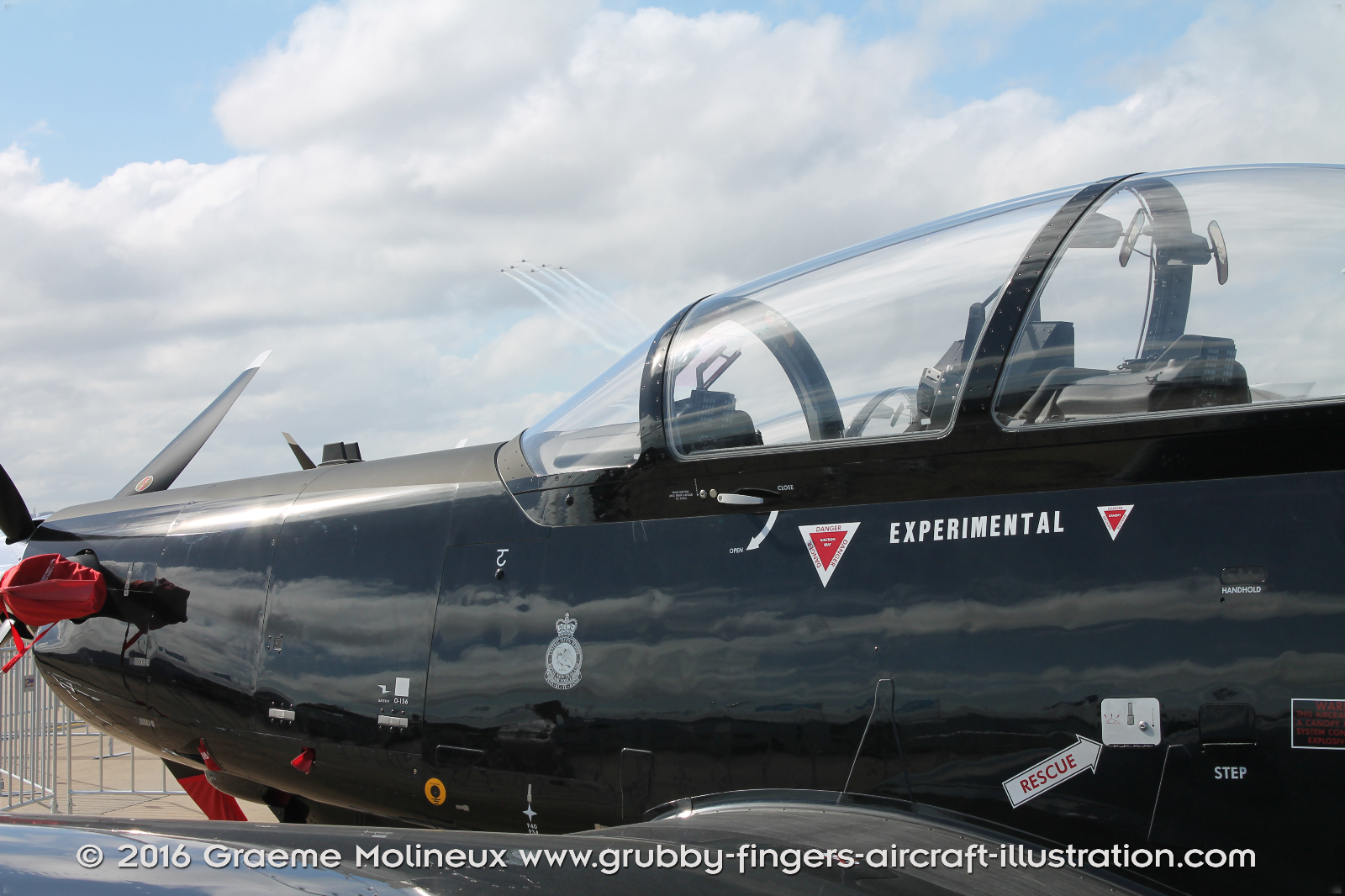 BEECHCRAFT_T-6_Texan_II_N2763B_RNZAF_Avalon_2015_09_GrubbyFingers