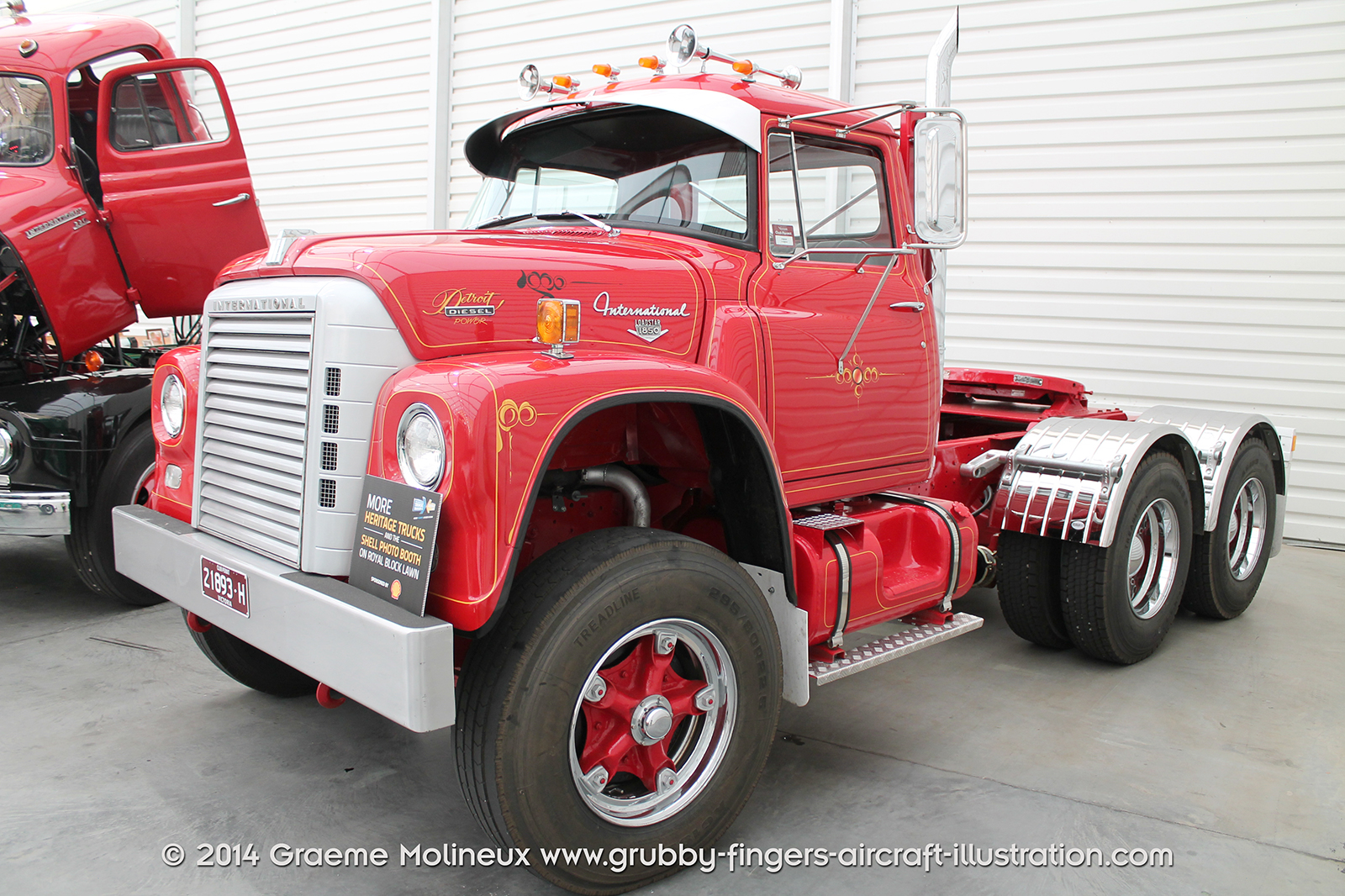 %_tempFileNameInternational_Loadstar_1850_Walkaround_21893-H_2014_014_GrubbyFingers%