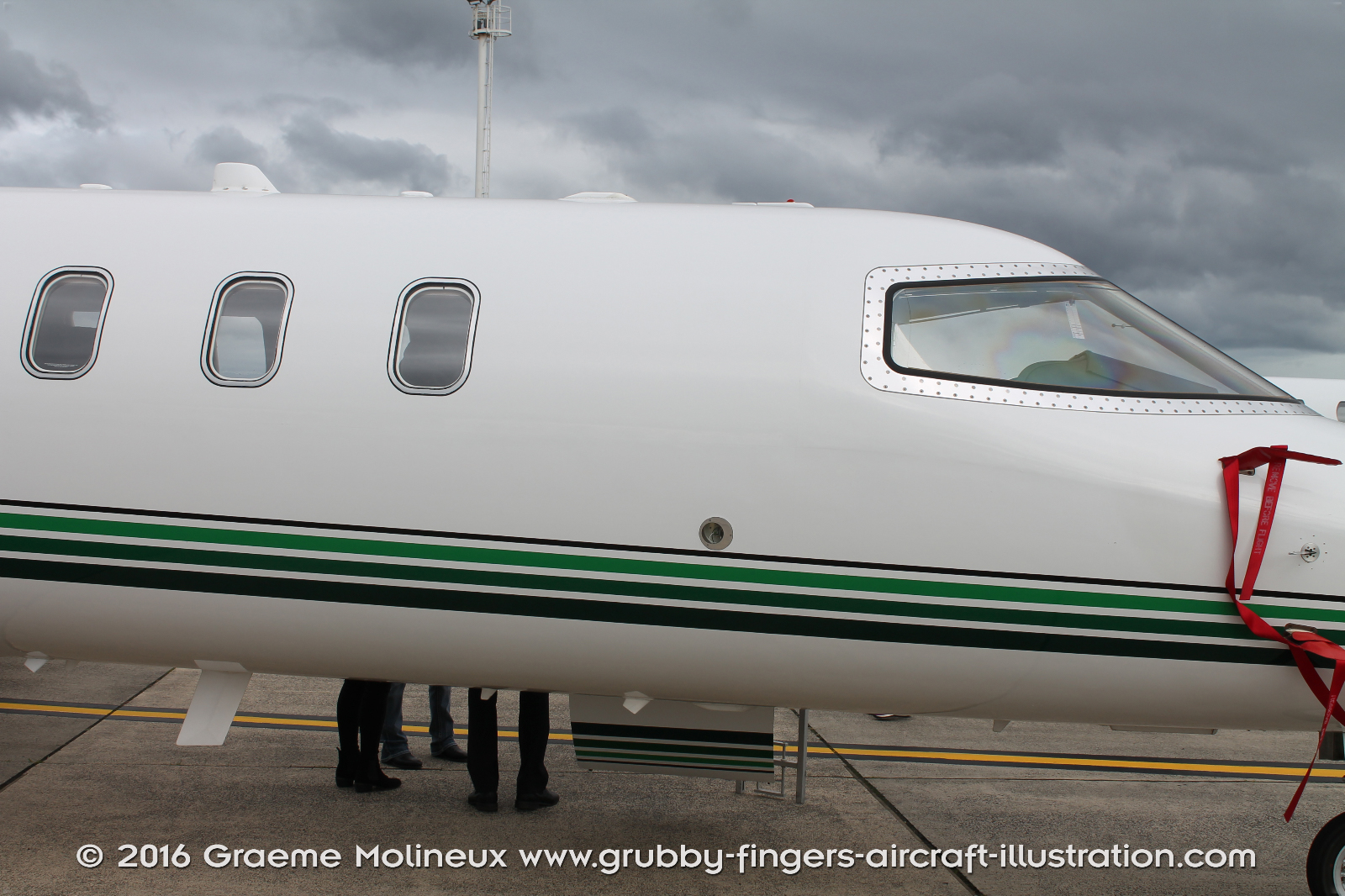 Learjet%2045%20VH-LJX%20Essendon%202016%2015%20Graeme%20Molineux