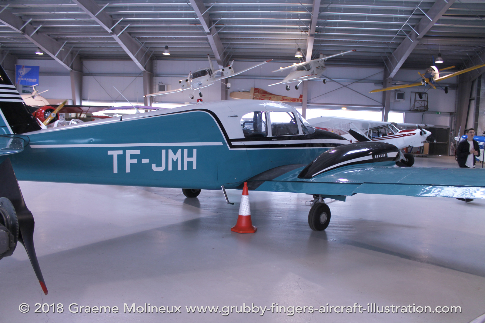 Piper%20PA-23%20Apache%20TF-JMH%20Iceland%202017%20006%20Graeme%20Molineux