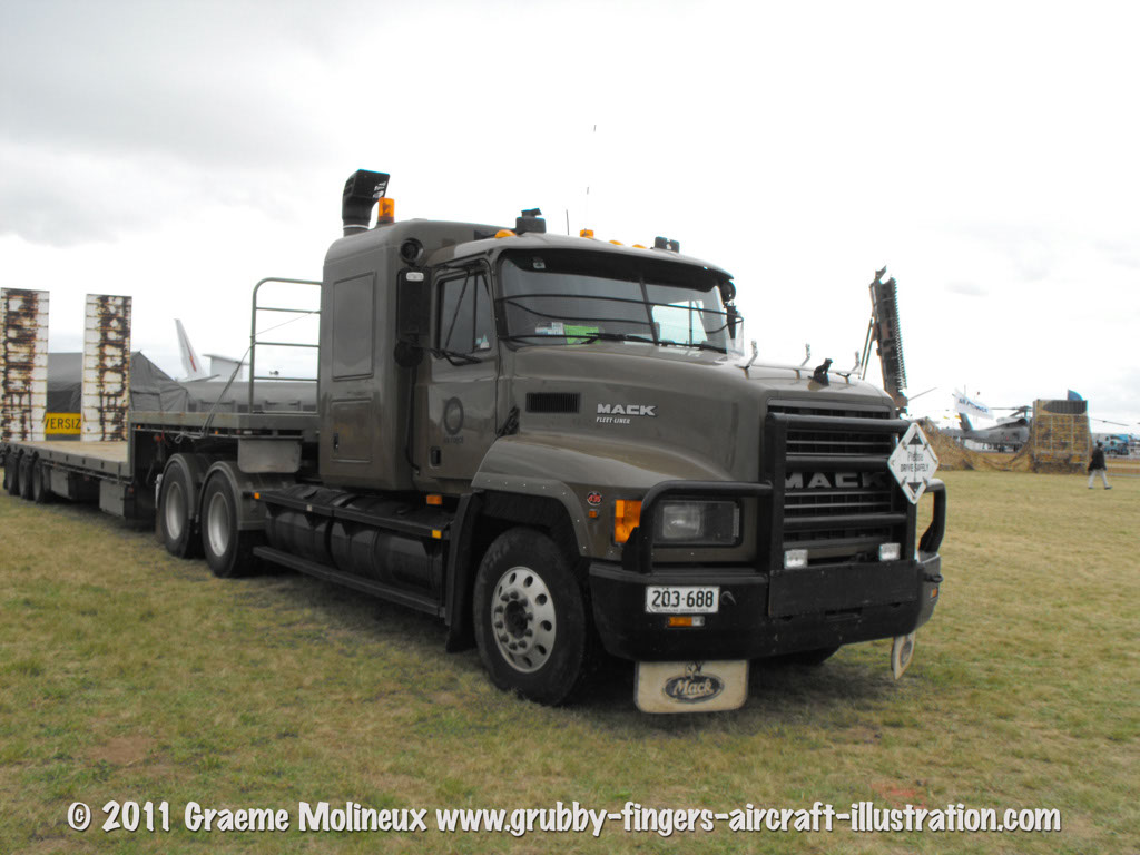mack_fleetliner_lowloader_walkaround_raaf_avalon_2011_04