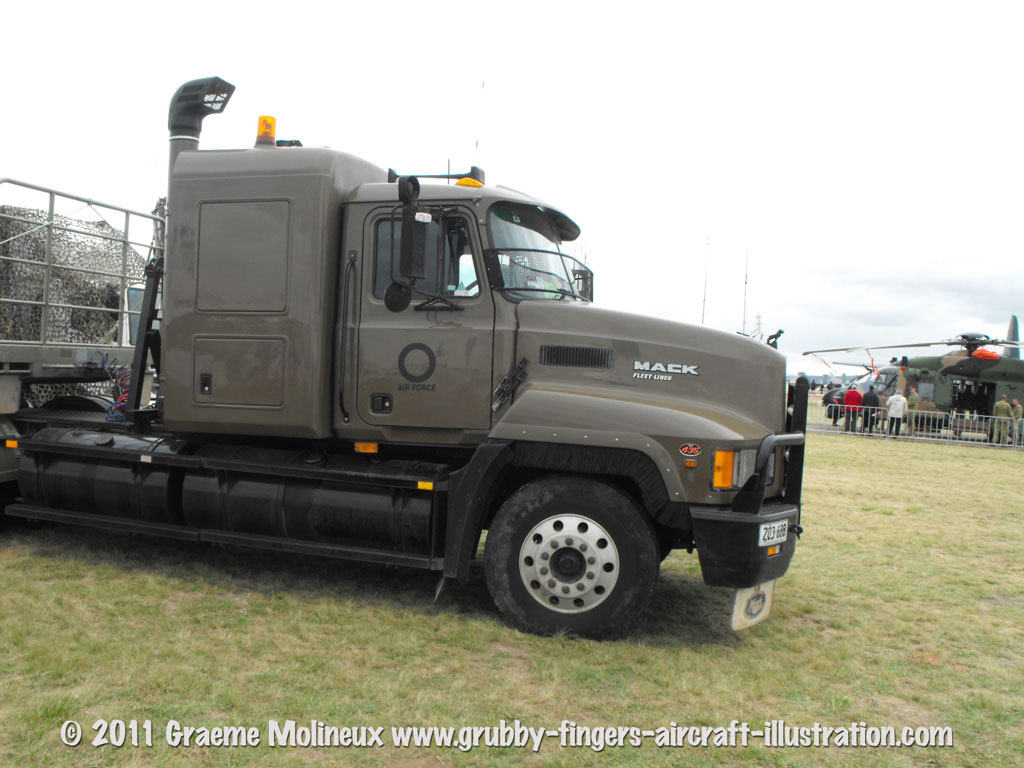 mack_fleetliner_lowloader_walkaround_raaf_avalon_2011_05